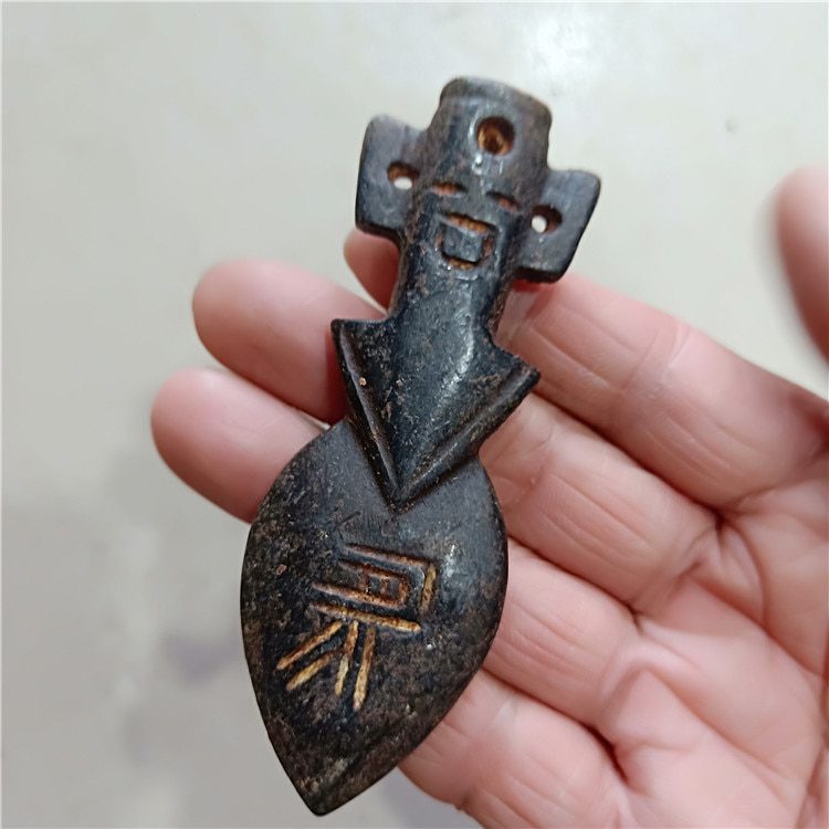 Tibet Hongshan Culture Natural Meteorite Arrow Sun God Carving Mascot Collection Pendant Jewelry Decoration Home Mascot Gift