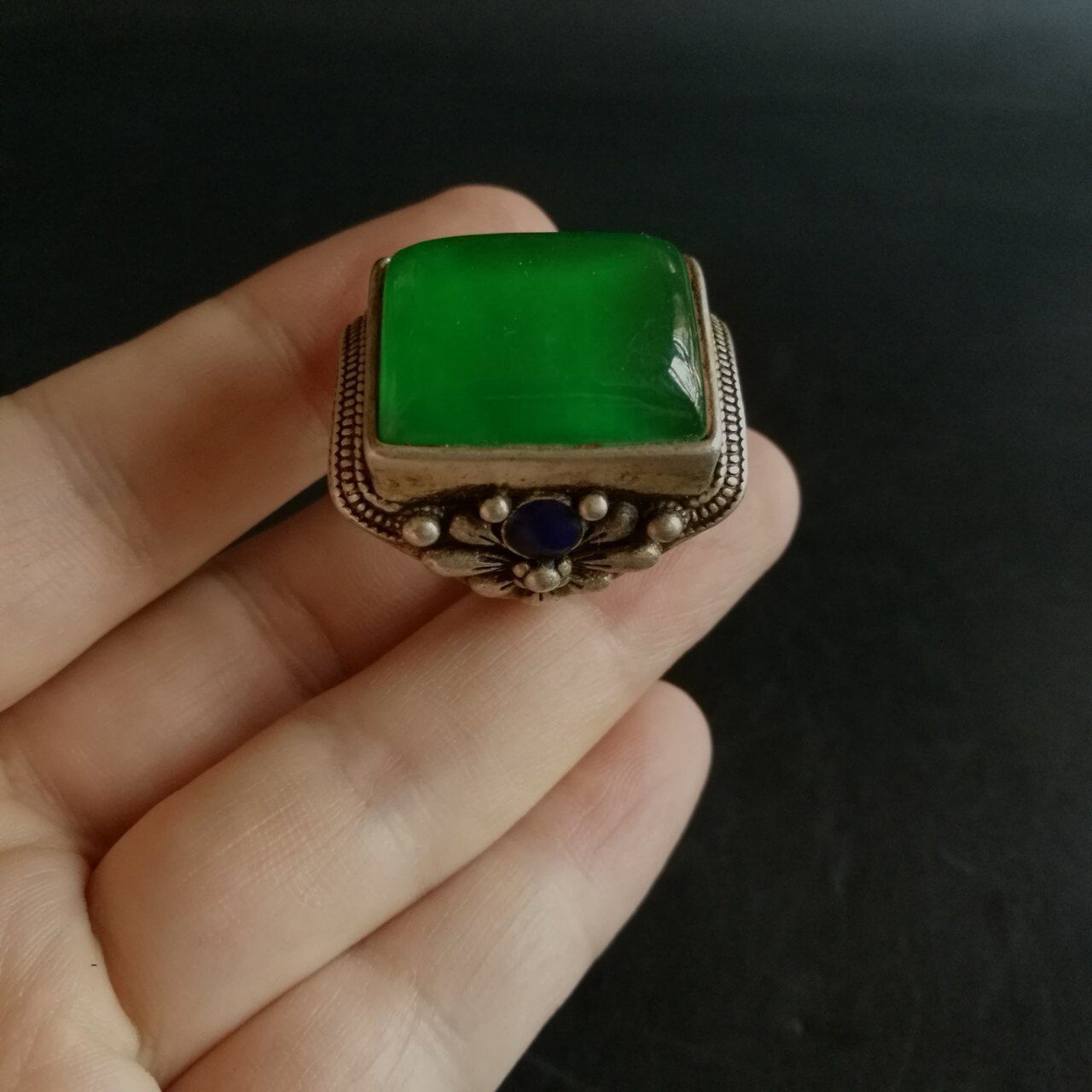 Chinese Old Craft Made Old Tibetan Silver Inlaid Green Jade Silver Ring