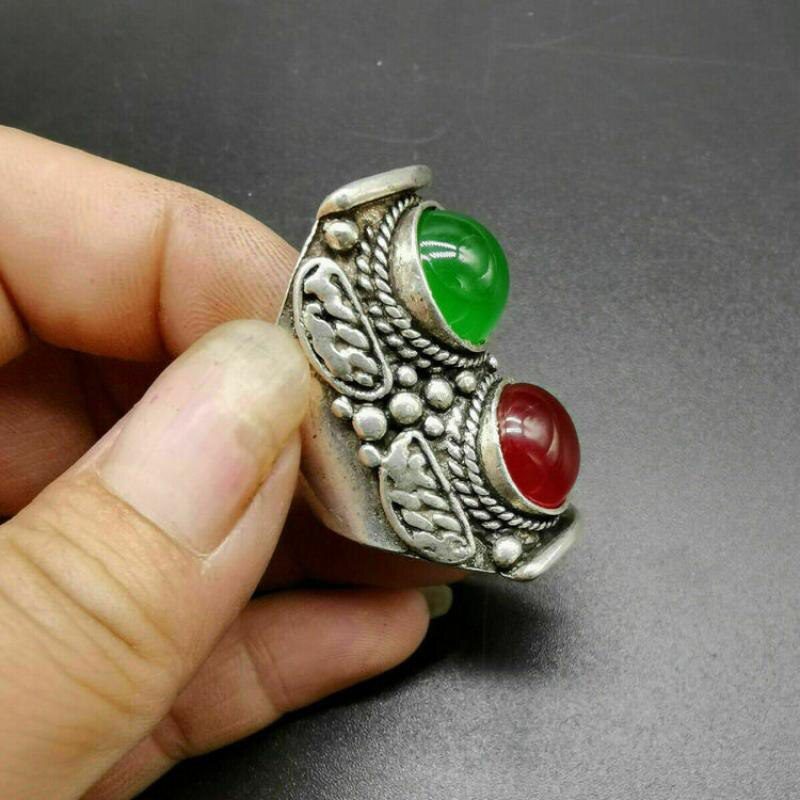 China Old Carving Red and Green Jade Ring Inlaid with Tibetan Silver