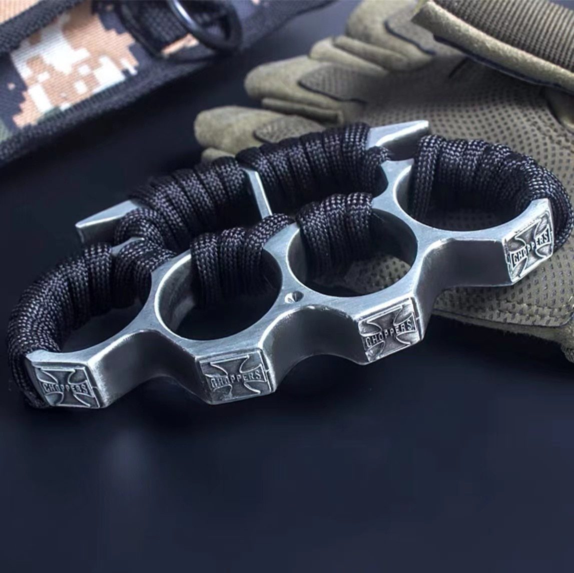 Self-defense wolf Brass knuckles finger jab vehicle mounted escape device ring ring thickened hand brace fist buckle