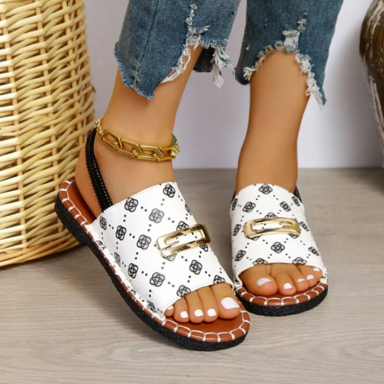Women Casual Beach Luxury Sandals Lightweight Summer New Fashion Outdoor Flat Sandals Women Open Toe Anti-slip Designer Shoes